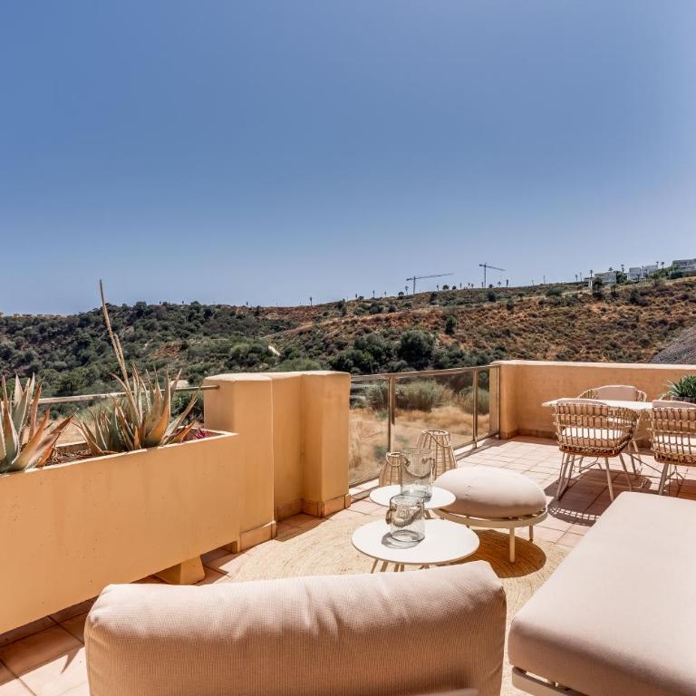 La Resina Golf Retreat With Terrace & Pool - Apartment mit 2 Schlafzimmern, einem Balkon und Meerblick - 17