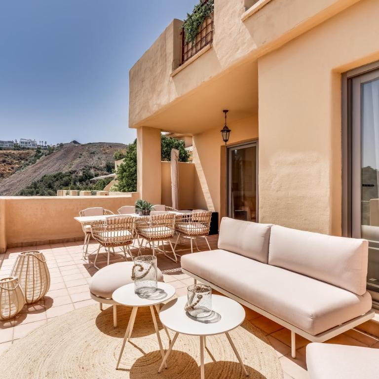 La Resina Golf Retreat With Terrace & Pool - Apartment mit 2 Schlafzimmern, einem Balkon und Meerblick - 5