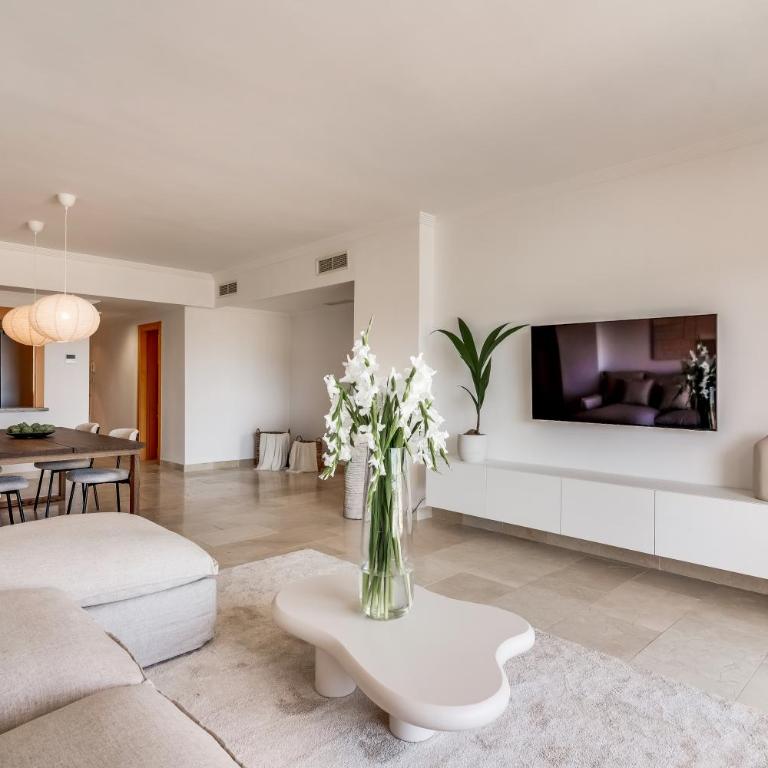La Resina Golf Retreat With Terrace & Pool - Apartment mit 2 Schlafzimmern, einem Balkon und Meerblick - 3