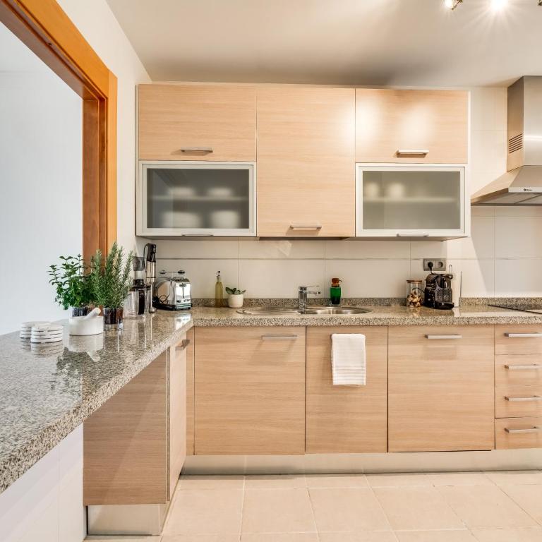 La Resina Golf Retreat With Terrace & Pool - Apartment mit 2 Schlafzimmern, einem Balkon und Meerblick - 24