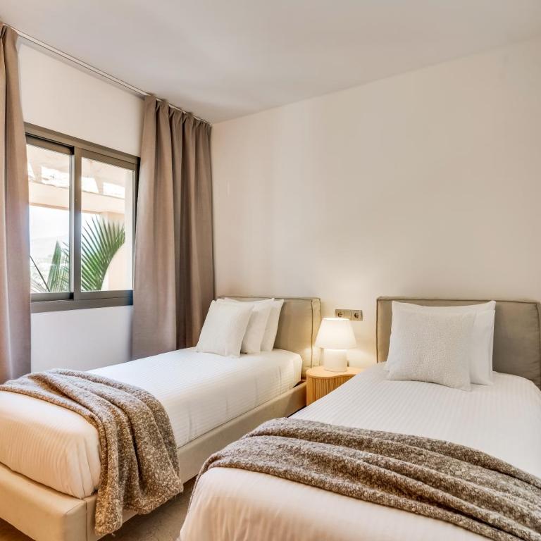 La Resina Golf Retreat With Terrace & Pool - Apartment mit 2 Schlafzimmern, einem Balkon und Meerblick - 6