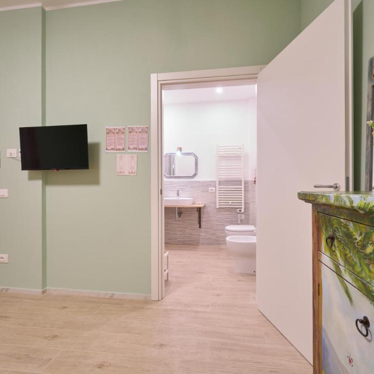 Queen of Dreams - Double or Twin Room with Private Bathroom - 13