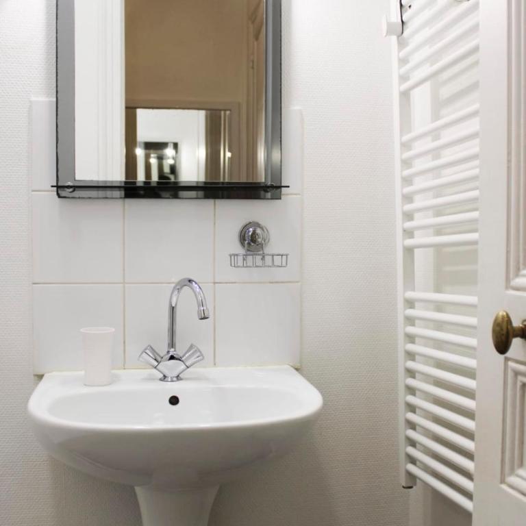 Bright stay in the heart of Paris for 4 people - Apartment - 20