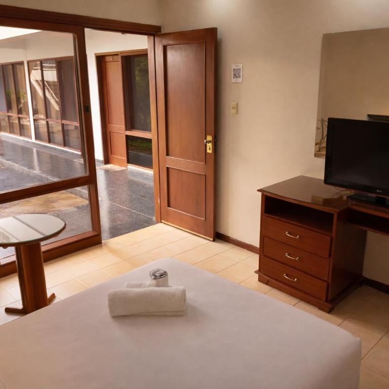 Hotel Asturias - Habitación con cama grande y vistas al jardín - 2