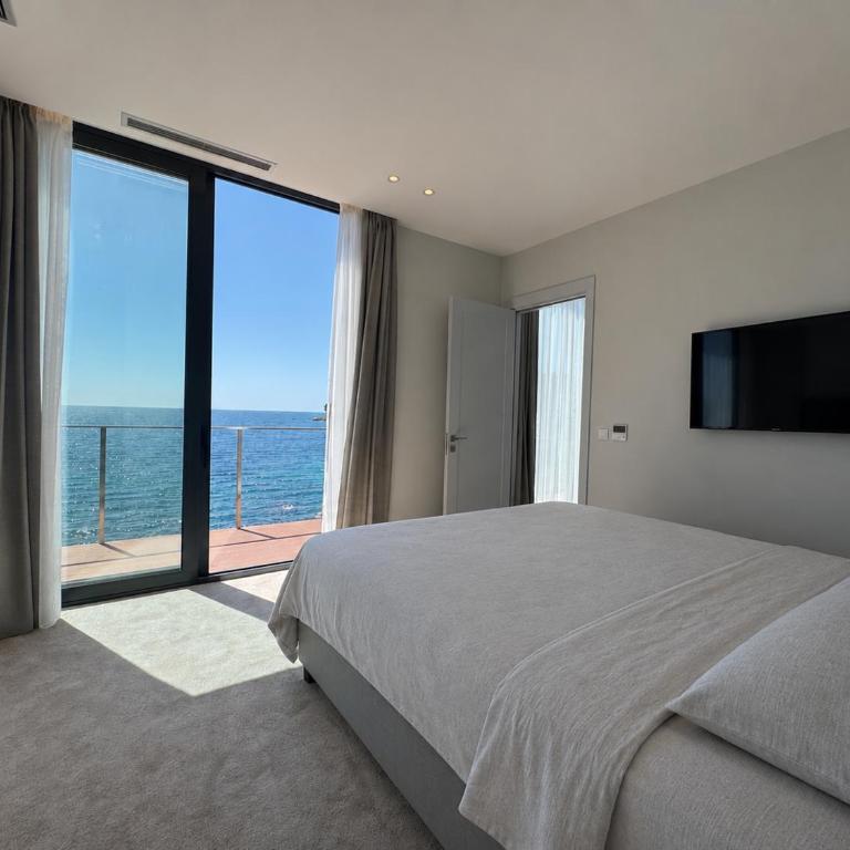 Beachfront Luxury Villa - Bar - Villa - 10