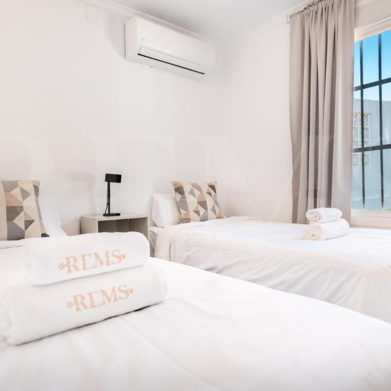 Relaxing Villa with Pool, Garden & Parking REMS - Villa - 4