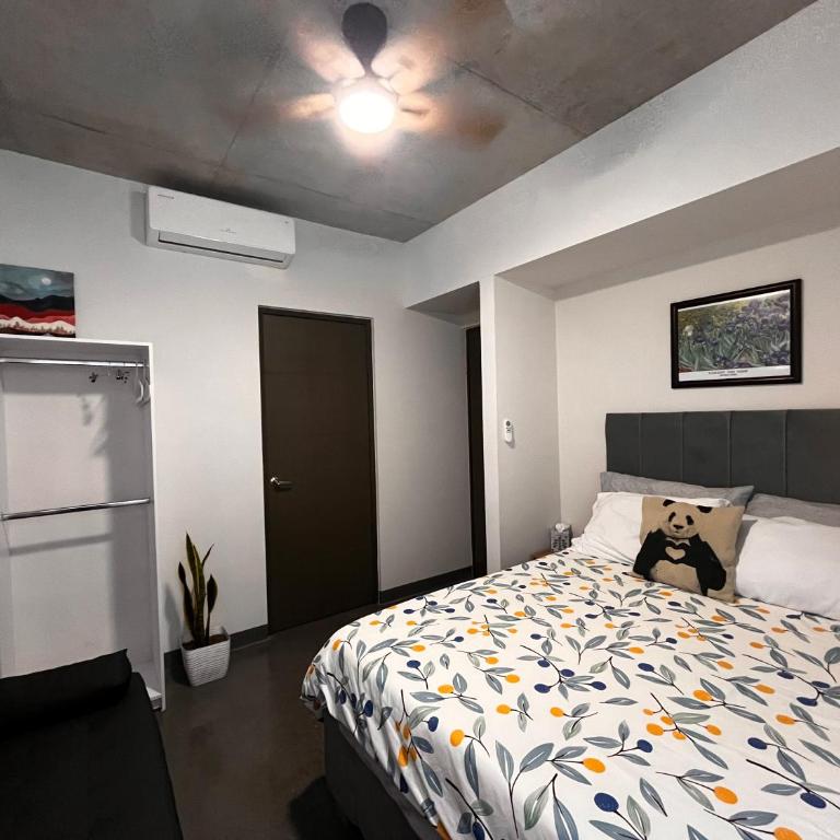 Apartment with Pool, gym & parking, up to 6 guests, BBVA stadium area - Apartamento de 3 dormitorios - 11