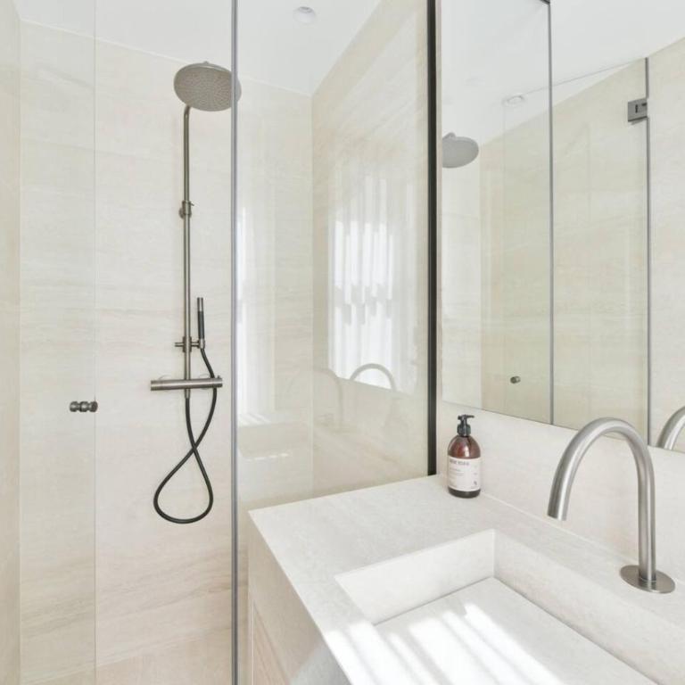 Luxury Modern 2BR AC Marais Metro Steps Away - Appartement - 7