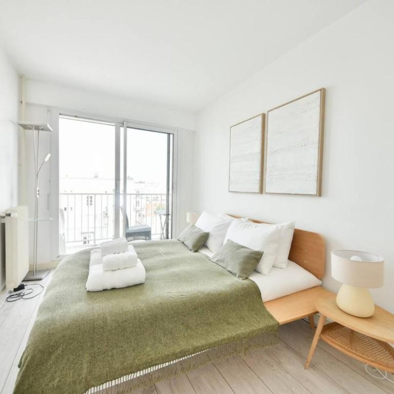 Spacious 2BR Apartment with Eiffel Tower View & Balcony - Appartement - 15