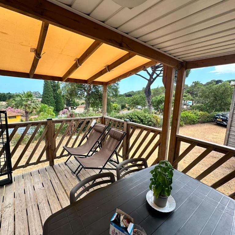 Camping les Lauriers Roses - Mobil home Provence - 4 pers - 2ch – 28m2 - Climatisation /TV - 26m2 - 1