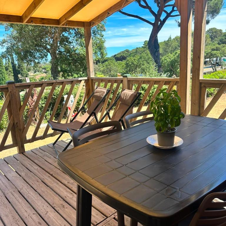 Camping les Lauriers Roses - Mobil home Provence - 4 pers - 2ch – 28m2 - Climatisation /TV - 26m2 - 4