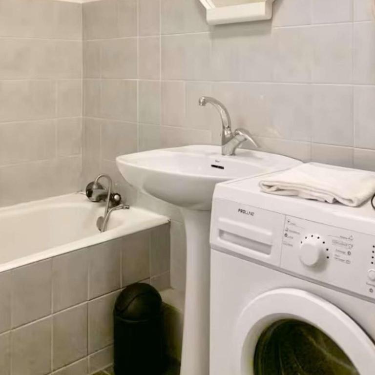 Studio Félix • Charmant studio avec balcon • Parking • WiFi • Tram B à proximité - Studio-Apartment mit Balkon - 8