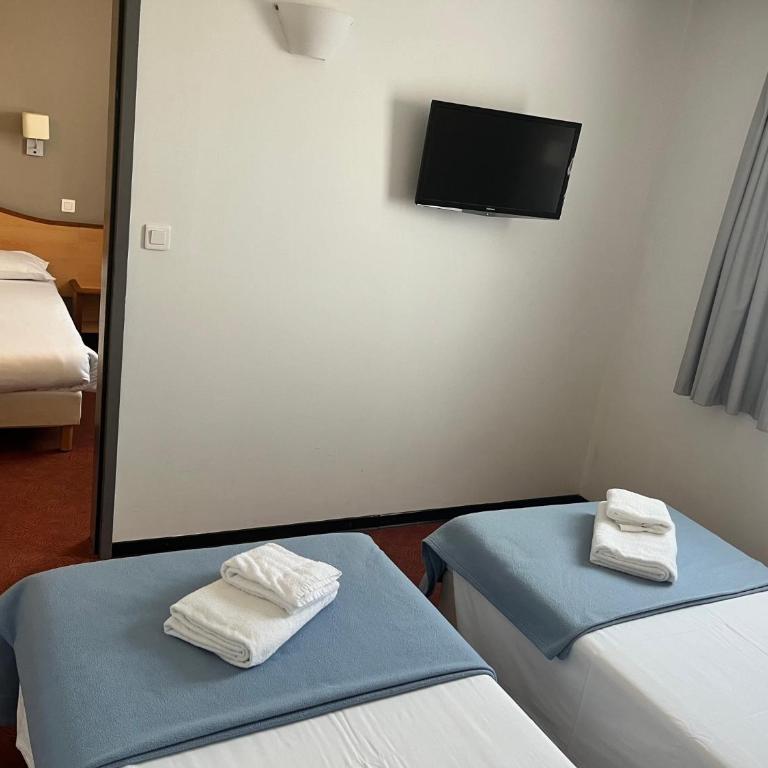 Brit Hotel Confort Montauban - Chambre Familiale (Chambres communicantes) - 9