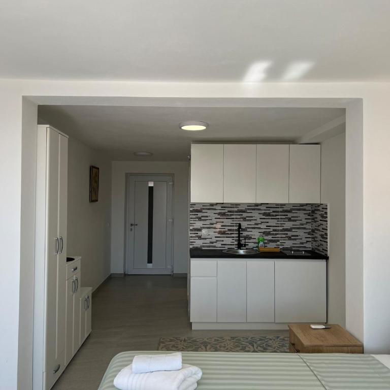 Studio Apartments near the Beach - Ulcinj, Montenegro - Apartment mit 1 Schlafzimmer, Meerblick und Balkon - 3