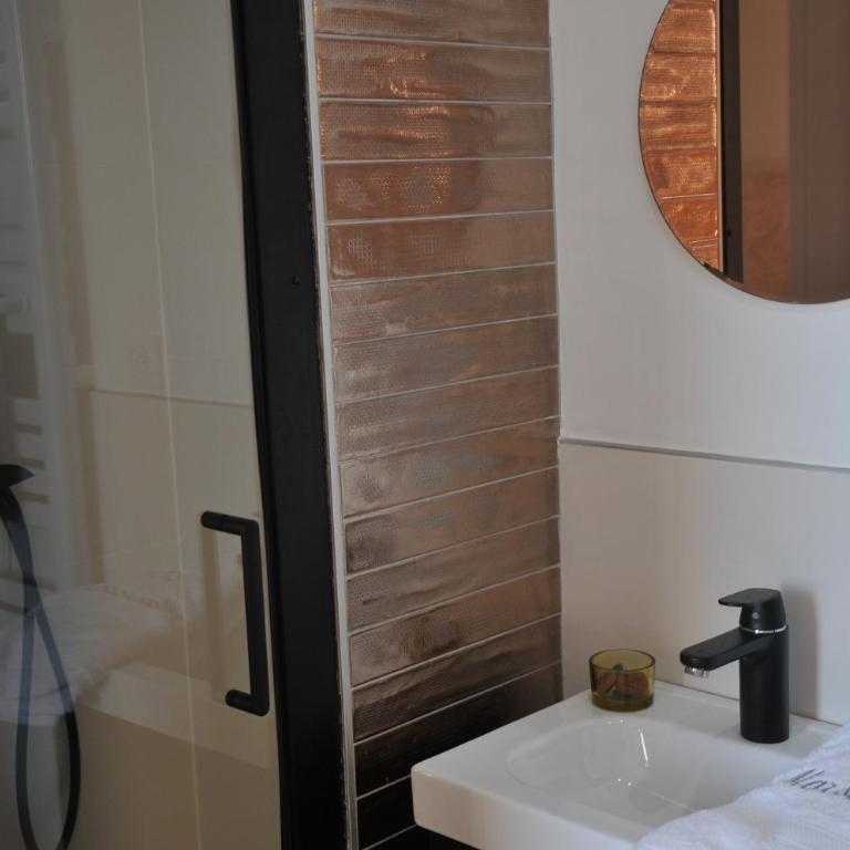 QG Marseille - Chambre Double avec Salle de Bains Privative - 16