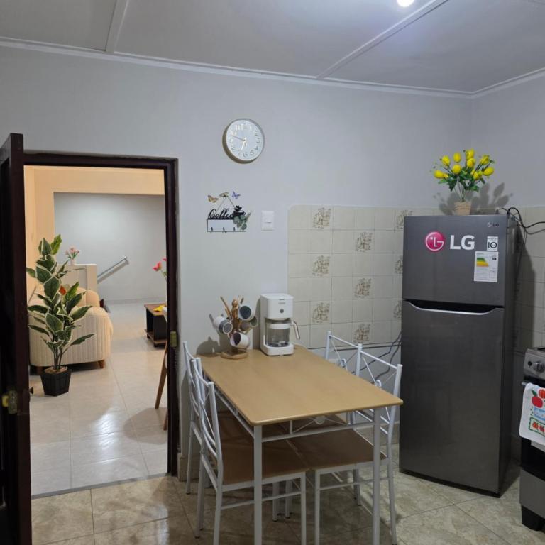 Acogedor y Céntrico - Three-Bedroom Apartment - 7