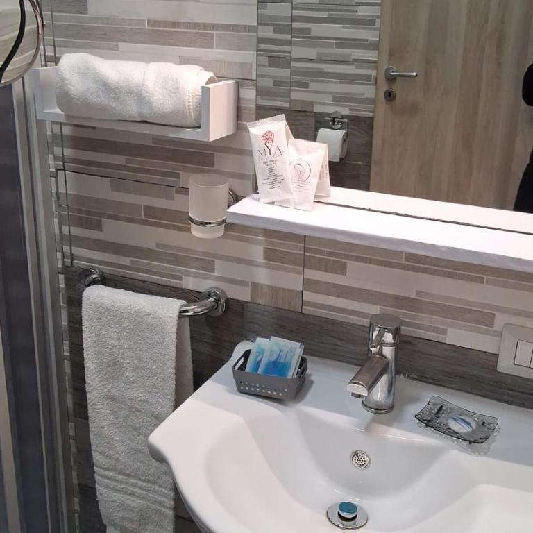 B&B VIVA NAPOLI - Camera Matrimoniale con Bagno Privato - 2