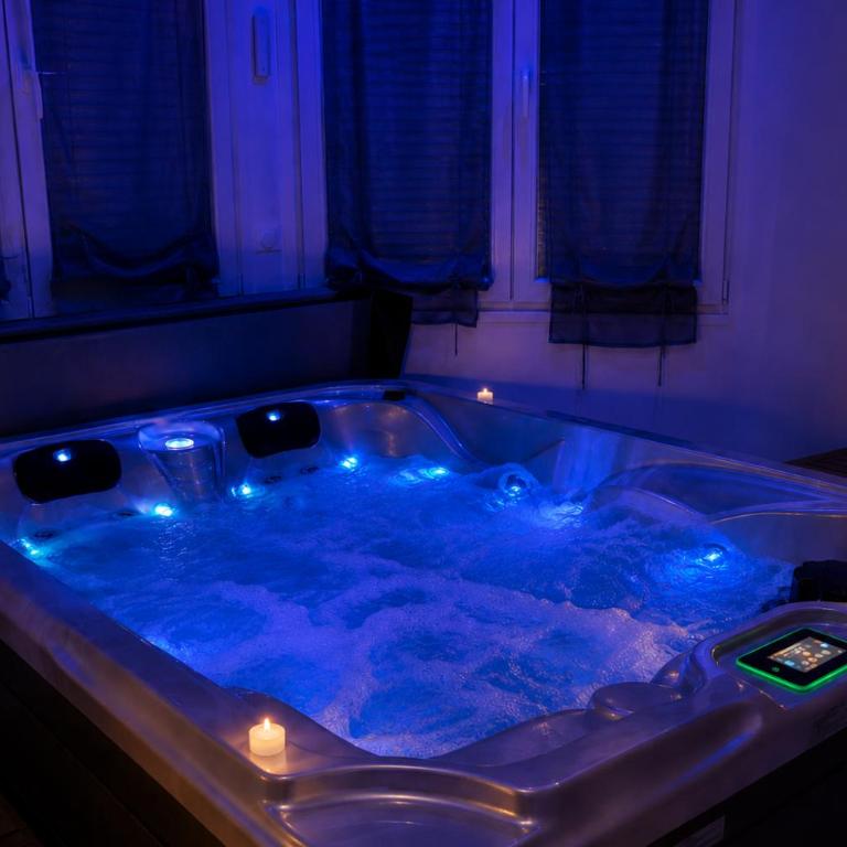 Eaux Spa - Chambre Lit Queen-Size avec Baignoire Spa - 3