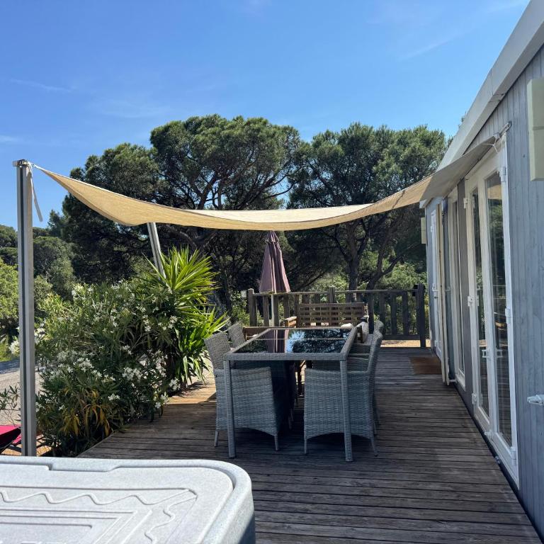 Camping les Lauriers Roses - Mobil home Ramatuelle - 6 pers - 2ch - 34 m²- Vue Mer et Jacuzzi privatif - Climatisation/TV - 2