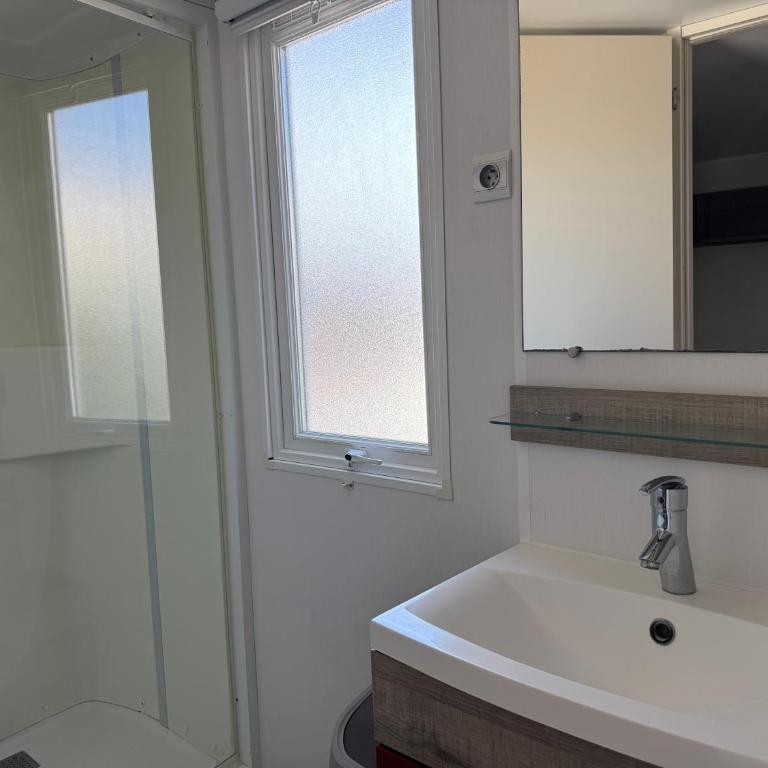 Camping les Lauriers Roses - Mobil home Ramatuelle - 6 pers - 2ch - 34 m²- Vue Mer et Jacuzzi privatif - Climatisation/TV - 8
