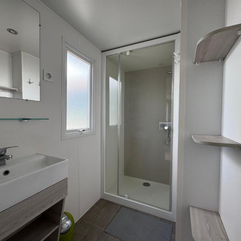 Camping les Lauriers Roses - Mobil home Esterel - 6 pers - 2ch - 29m² - Vue Mer et Jacuzzi privatif - Climatisation /TV - 1