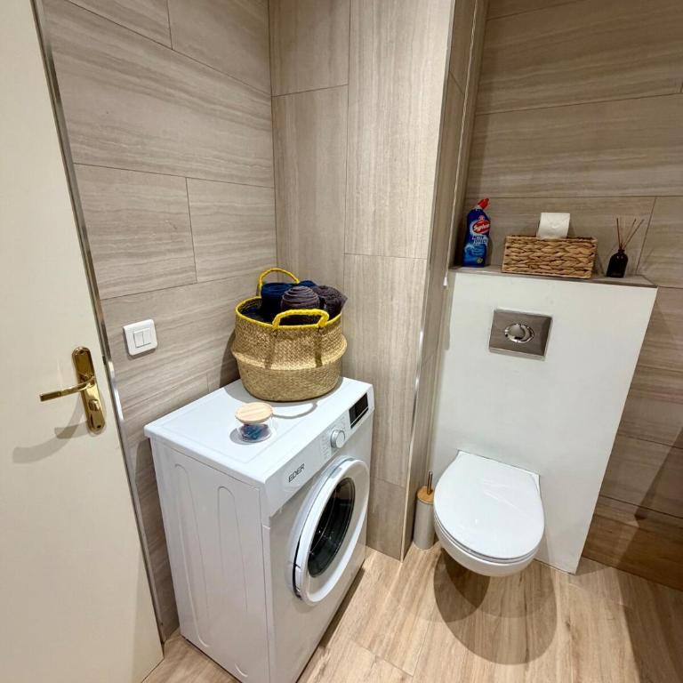 Studio 5 min à pied de la plage, Parking et climatisation - Golfe Juan - Appartement 1 Chambre - 11