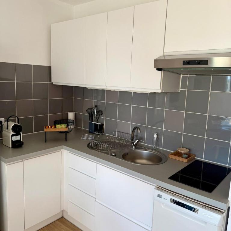 Studio 5 min à pied de la plage, Parking et climatisation - Golfe Juan - Appartement 1 Chambre - 17