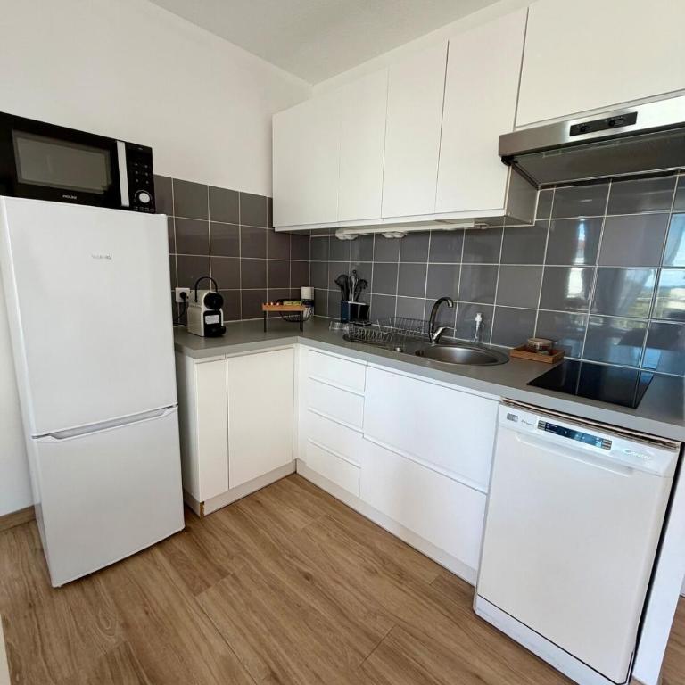 Studio 5 min à pied de la plage, Parking et climatisation - Golfe Juan - Appartement 1 Chambre - 24