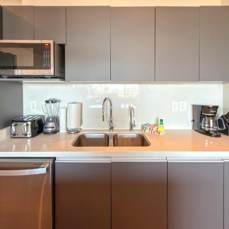 Ground Floor Modern Condo Steps to Beach & Pools - Apartamento - 11