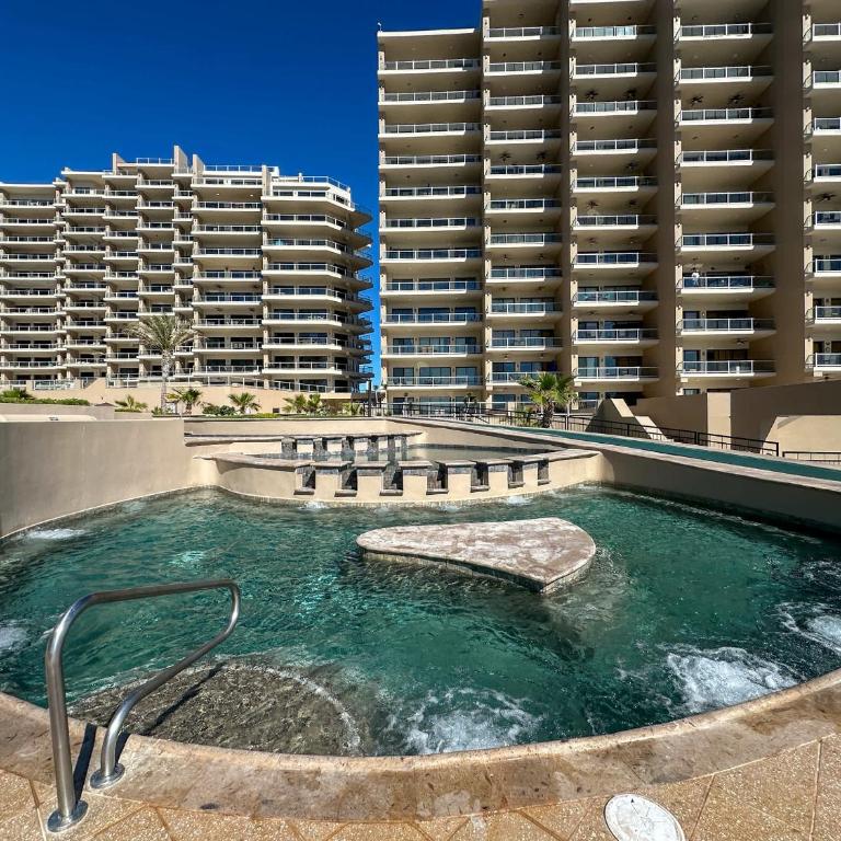 Ground Floor Modern Condo Steps to Beach & Pools - Apartamento - 50