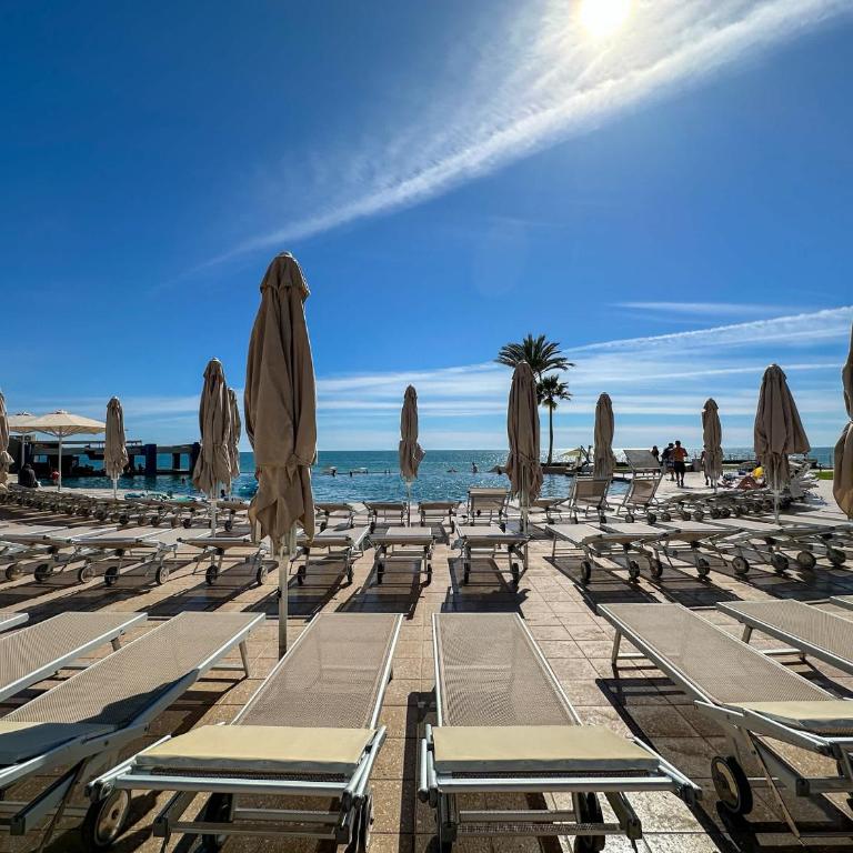 Ground Floor Modern Condo Steps to Beach & Pools - Apartamento - 53