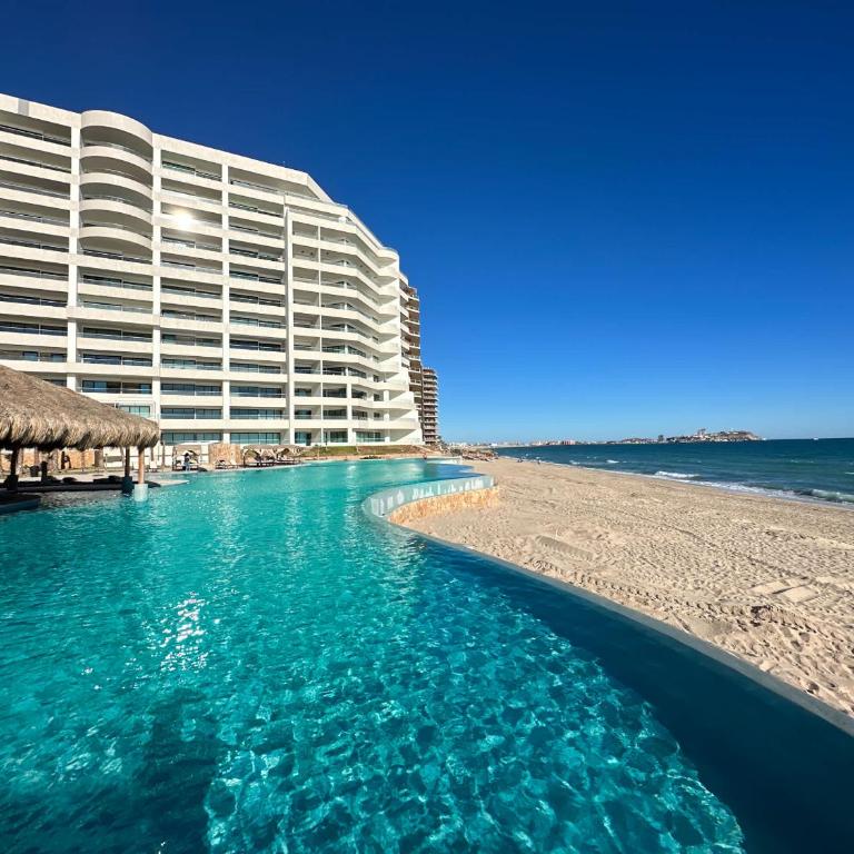 Ground Floor Modern Condo Steps to Beach & Pools - Apartamento - 66