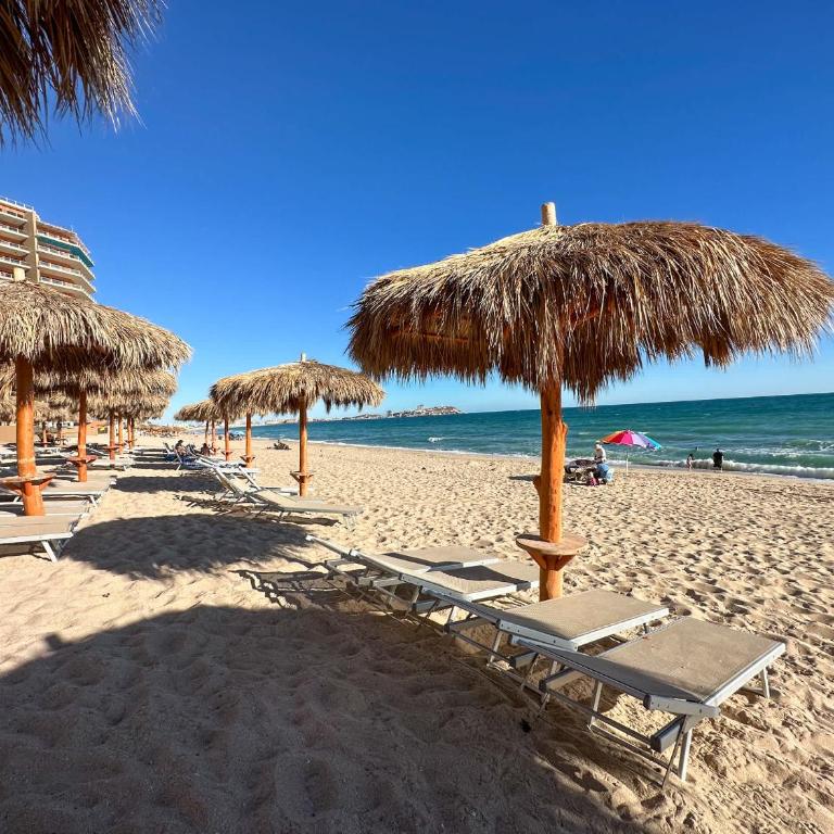 Ground Floor Modern Condo Steps to Beach & Pools - Apartamento - 70