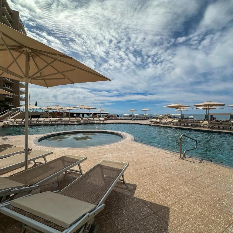 Ground Floor Modern Condo Steps to Beach & Pools - Apartamento - 78