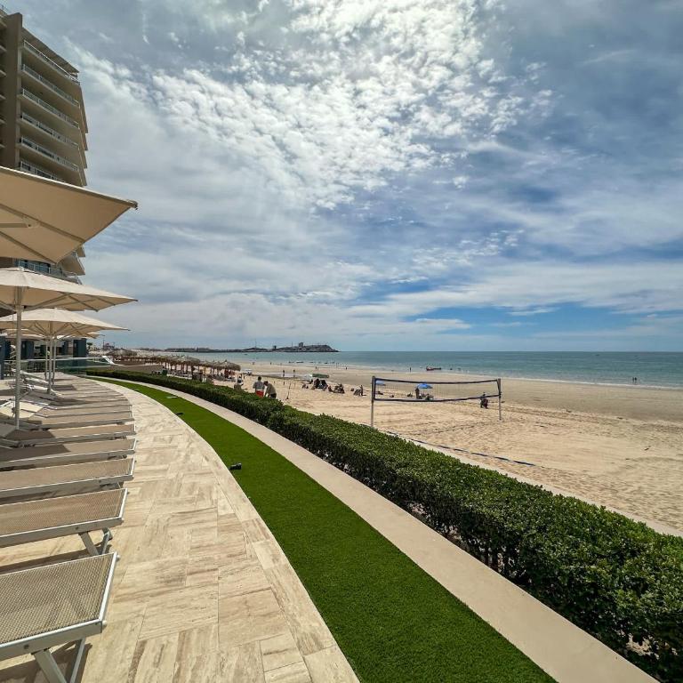 Ground Floor Modern Condo Steps to Beach & Pools - Apartamento - 94