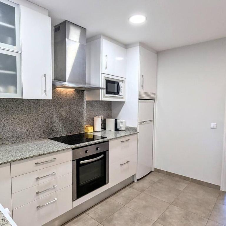 Bajo con Jardin cerca de la Playa by Host&Joy - Apartamento de 2 dormitorios - 9