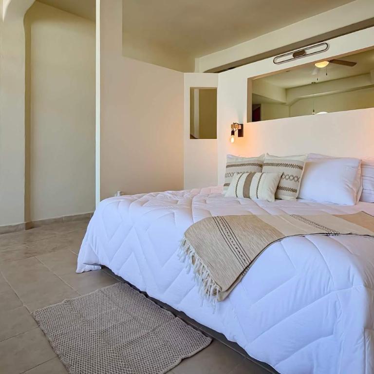 Ocean & Marina Views, Balcony & Rooftop Pool - Apartamento - 5