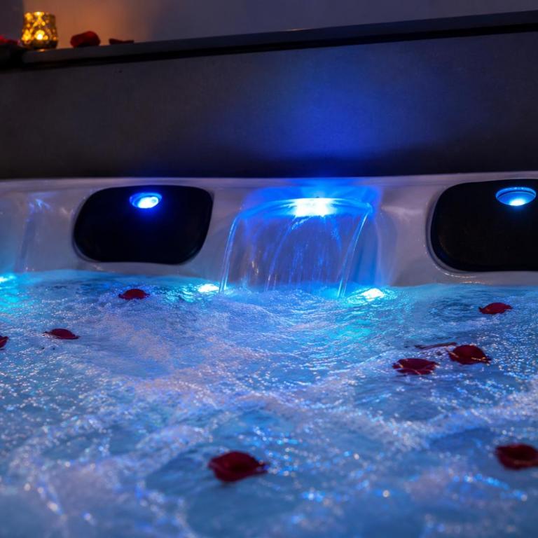 Eaux Spa - Chambre Lit Queen-Size avec Baignoire Spa - 2