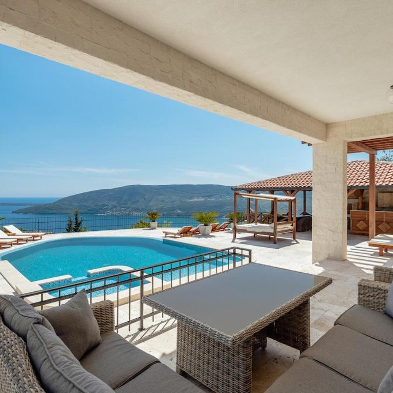 Lux Olive Garden Villa - Vila - 1