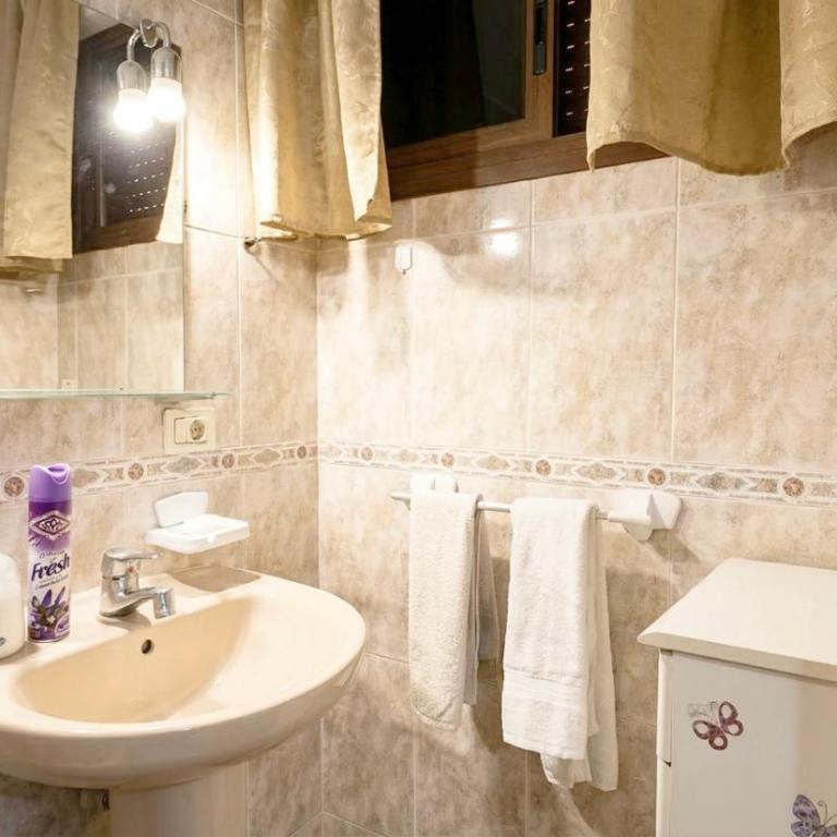 Los Cristianos Big Room with property bathroom in shared apartment - Habitación Individual con baño privado - 7