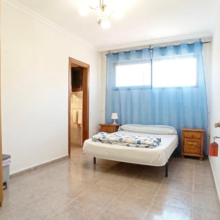 Los Cristianos Big Room with property bathroom in shared apartment - Habitación Individual con baño privado - 1