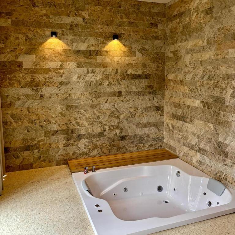 Iconik Hotel - Deluxe Suite with Spa Bath - 9