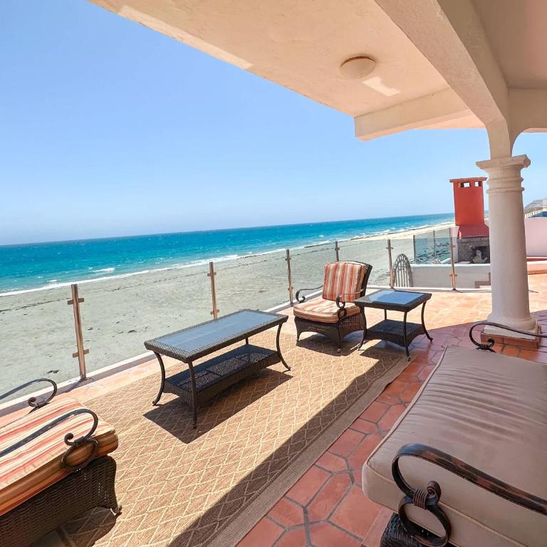Your Beachfront Escape Close to Everything - Casa - 1