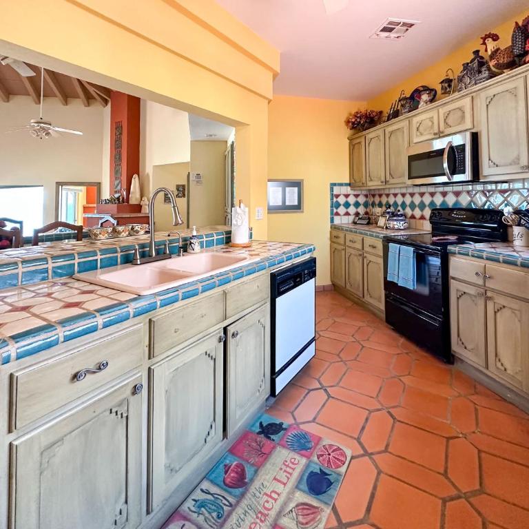Your Beachfront Escape Close to Everything - Casa - 10