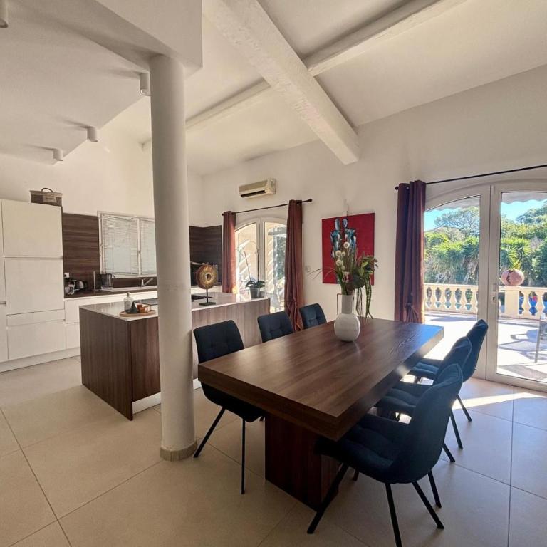 Charmante villa avec piscine et grand jardin - Villa 3 Chambres - 10