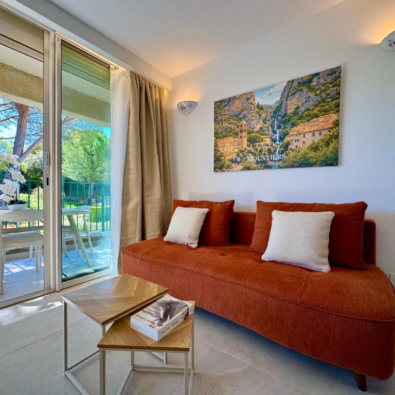 Résidence ALBIZIA - Cure Thermale, Piscine & Parking , Face au Château - Rénové 2026 - One-Bedroom Apartment with Balcony - 9