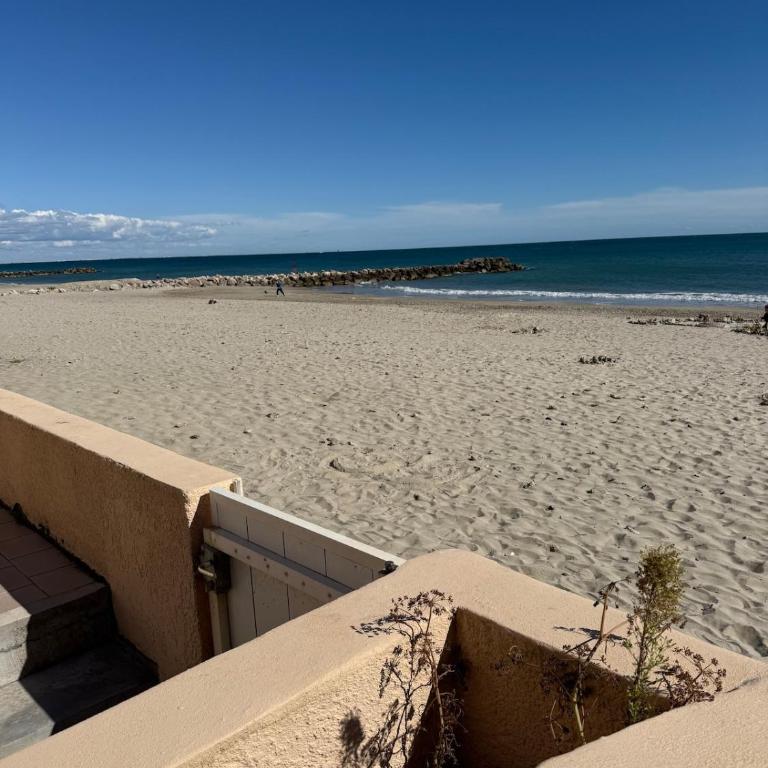 Appartement bord de mer tout équipé 4 personnes ,1 lit double et 1 lit superposé, accès direct plage, climatisation, parking privé gratuit - Appartement 2 Chambres - 20