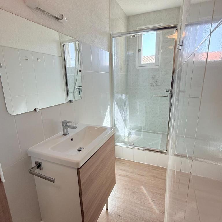Appartement bord de mer tout équipé 4 personnes ,1 lit double et 1 lit superposé, accès direct plage, climatisation, parking privé gratuit - Appartement 2 Chambres - 13
