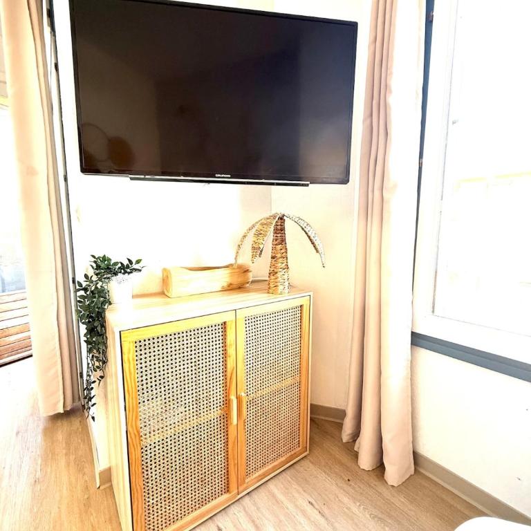 Appartement bord de mer tout équipé 4 personnes ,1 lit double et 1 lit superposé, accès direct plage, climatisation, parking privé gratuit - Appartement 2 Chambres - 7