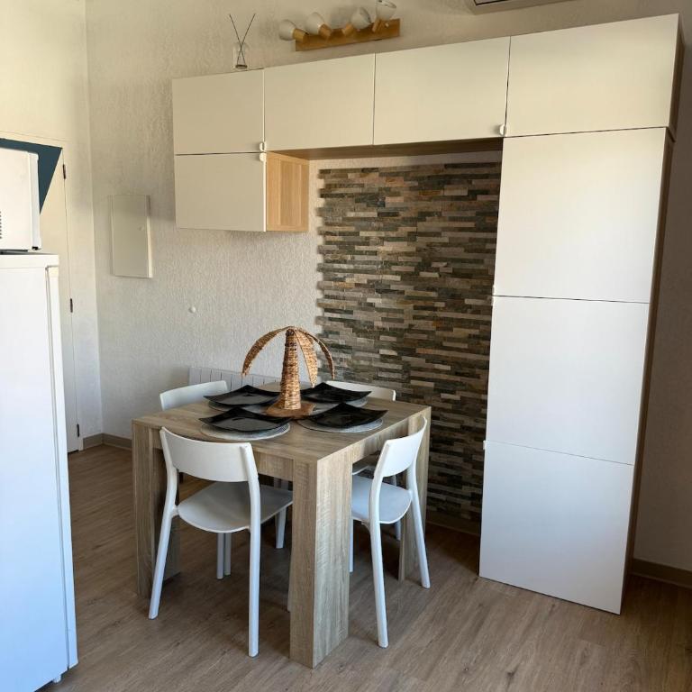 Appartement bord de mer tout équipé 4 personnes ,1 lit double et 1 lit superposé, accès direct plage, climatisation, parking privé gratuit - Appartement 2 Chambres - 8